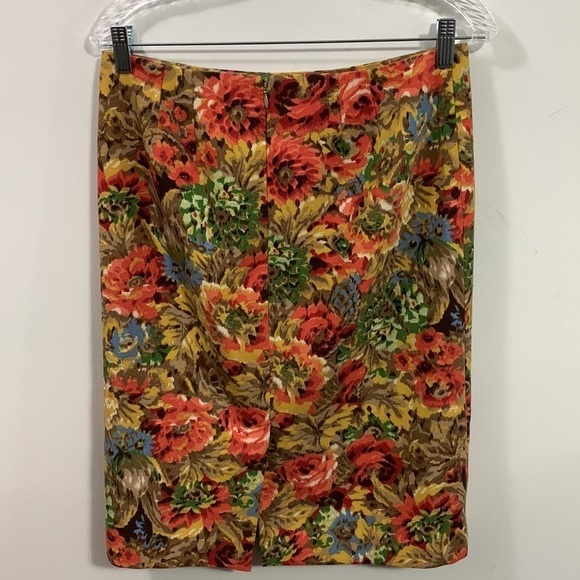 Talbots fully lined skirt in Size 4 beautiful fabric Can be worn w/ many colors - Picture 2 of 4